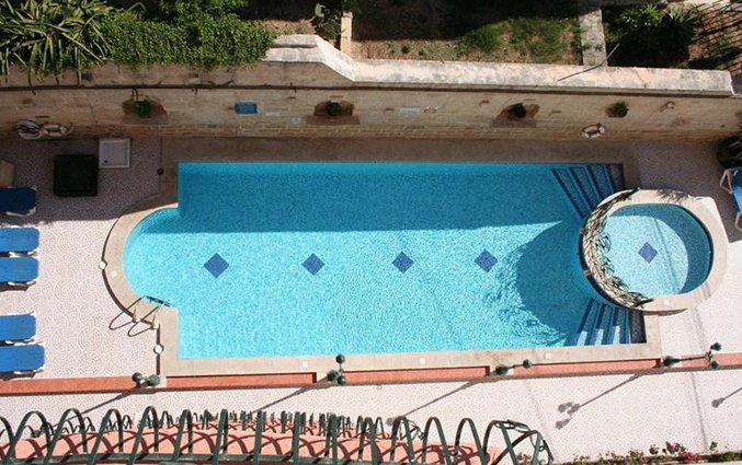 Zwembad vanaf boven White Dolphin Holiday Complex op Malta
