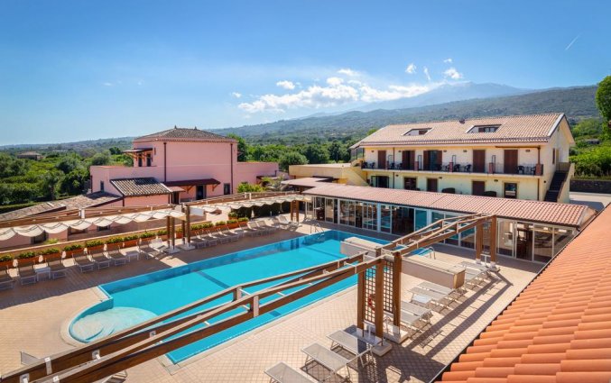 Tuin met zwembad van Hotel La Terra dei Sogni op Sicilie