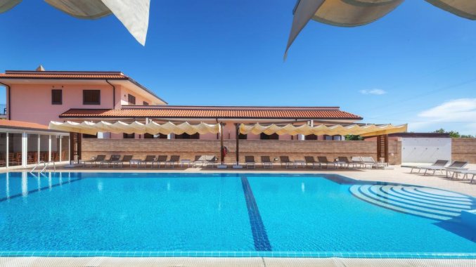 Zwembad van Hotel La Terra dei Sogni op Sicilie