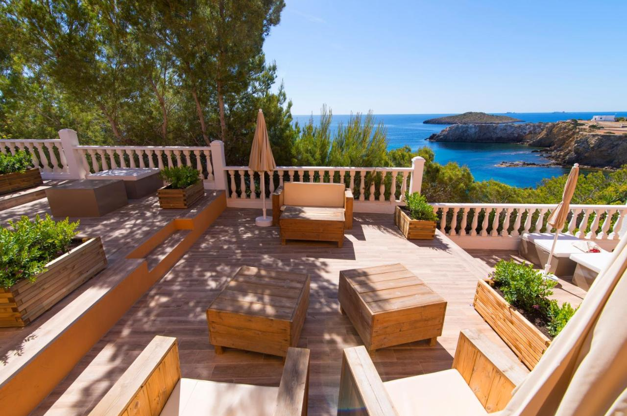 Terras met uitzicht van Hotel Cala Martina by LLUM op Ibiza