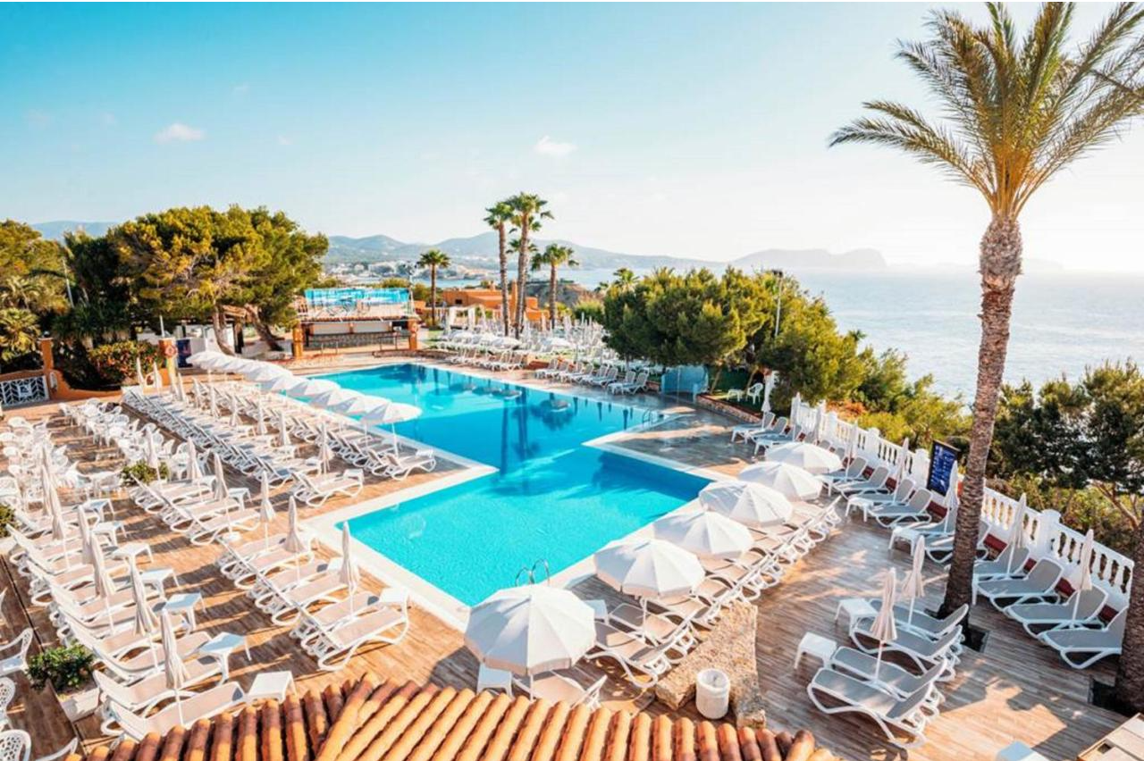 Zwembad en zonneterras van Hotel Cala Martina by LLUM op Ibiza