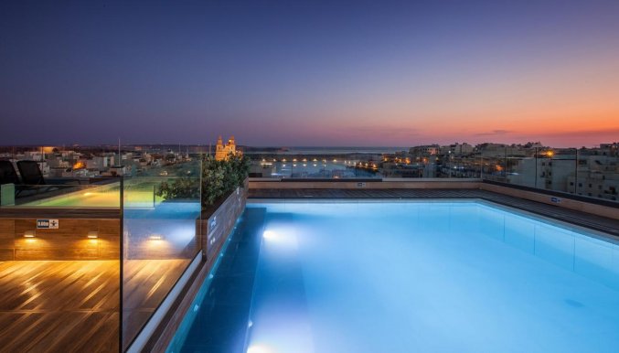 Dakterras met Zwembad van Hotel Solana in Malta
