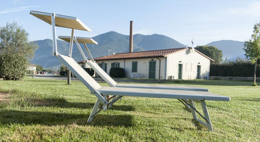 Ligstoel in tuin van Resort Eden Park in Toscane