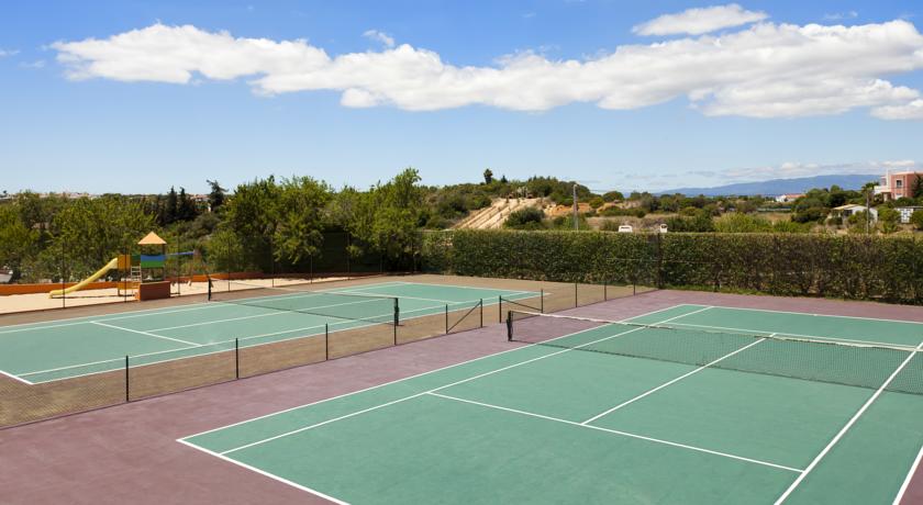 De tennisbanen van Appartementen Colina Village Carvoeiro Algarve