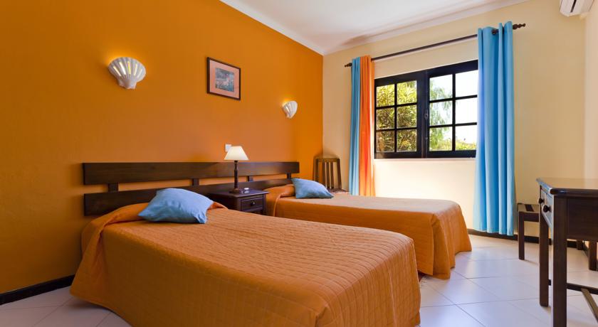 Een tweepersoonskamer van Appartementen Colina Village Carvoeiro Algarve