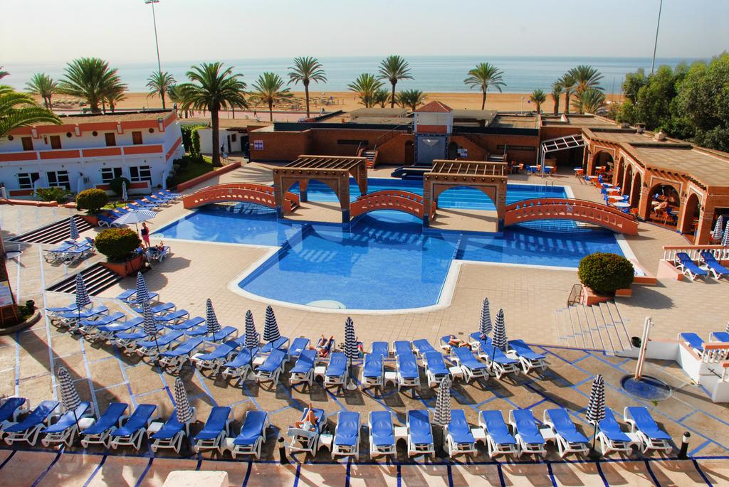 Buitenzwembad met zonneterras van Hotel Club Almoggar Garden Beach in Agadir