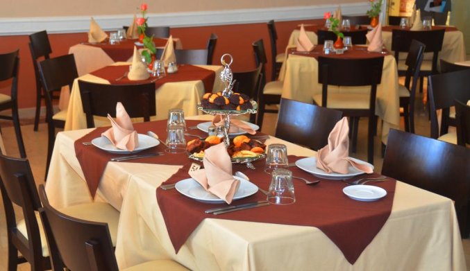 Gedekte tafel in het restaurant van Aparthotel Atlantic Palm Beach Agadir