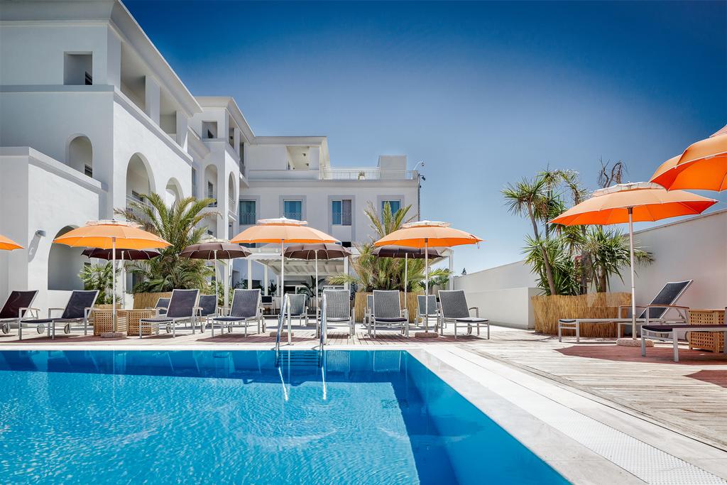 Zwembad en zonneterras van Hotel Jazz op Sardinië