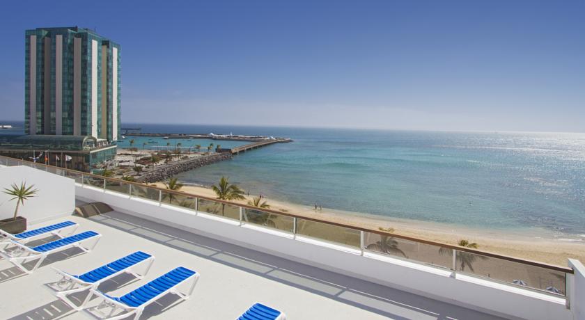Zonneterras met uitzicht op het strand hotel Lancelot op Lanzarote