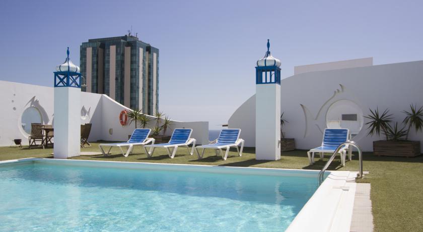 Zwembad met ligbedjes van hotel Lancelot op Lanzarote