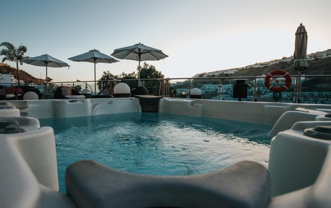 Buitenzwembad van Servatur Casablanca Suites & Spa op Gran Canaria