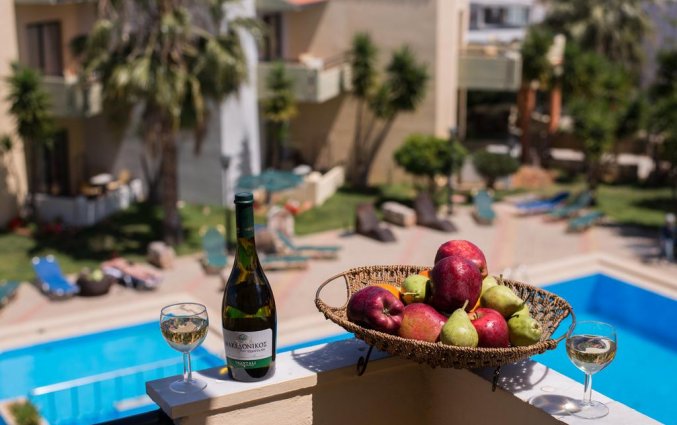 Uitzicht op het zwembad vanaf Aparthotel Nireas Kreta