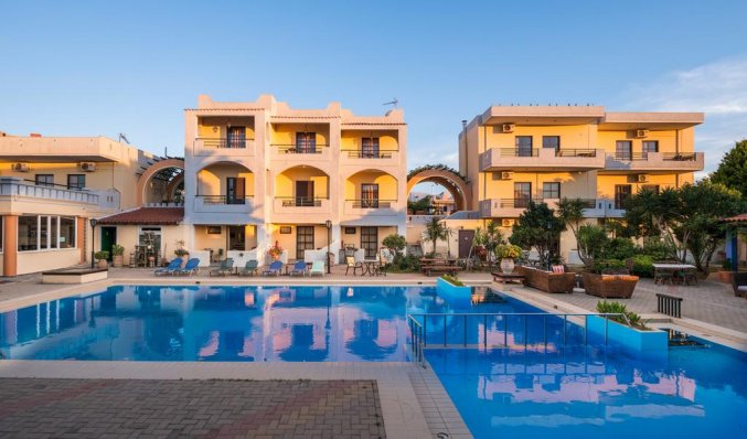 Zwembad en appartementen van Aparthotel Nireas Kreta