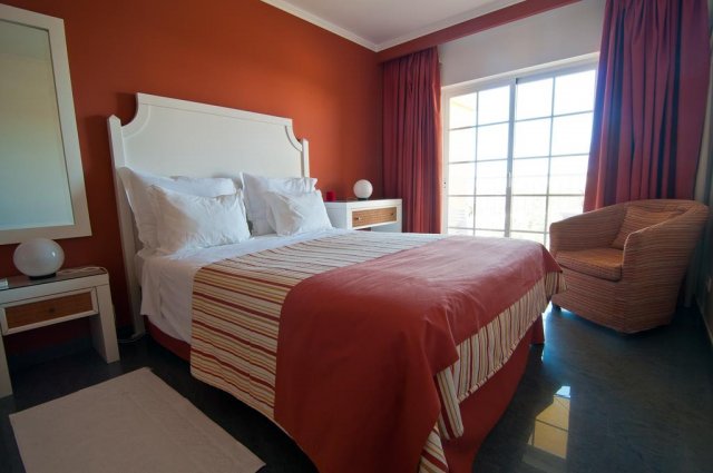 Bed in kamer van Appartementen Villas Barrocal Algarve