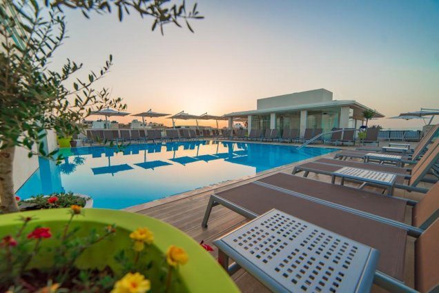 Zwembad bij zonsondergang van Hotel en Spa Maritim Antonine op Malta