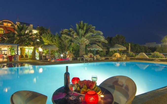 Zwembad met terras van Hotel Villa Olympia op Santorini