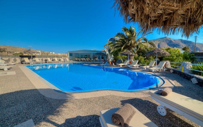 Zwembad met zonneterras van Hotel Villa Olympia op Santorini