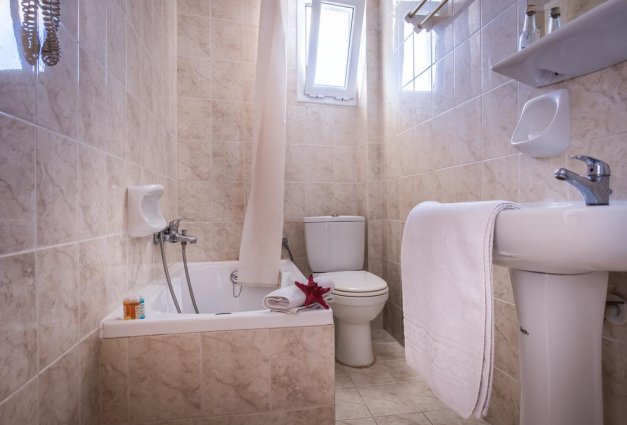 Badkamer met bad van hotel Varres op Zakyntos