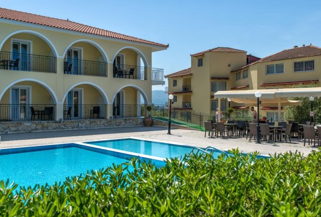 Buitenzijde en zwembad van hotel Varres op Zakyntos