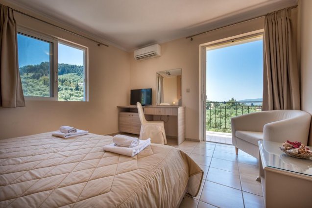 Slaapkamer met uitzicht van hotel Varres op Zakyntos