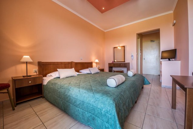 Slaapkamer voor twee personen van hotel Varres op Zakyntos
