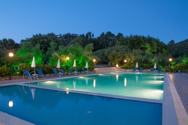 Zwembad van hotel Varres op Zakyntos