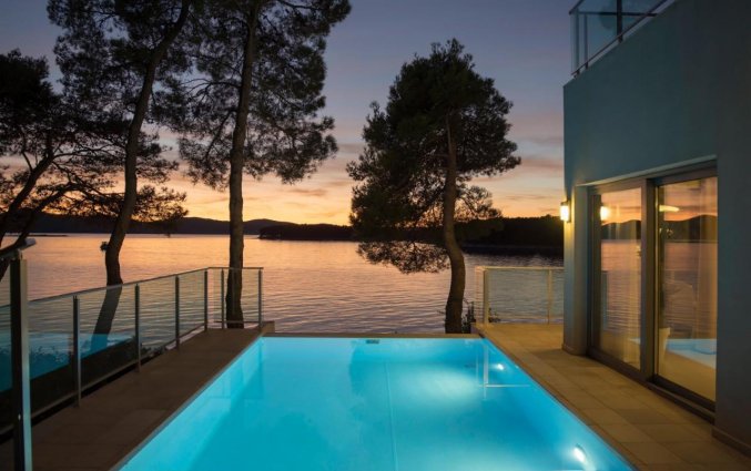 Uitzicht vanaf het zwembad van Hotel Crvena in Kroatie
