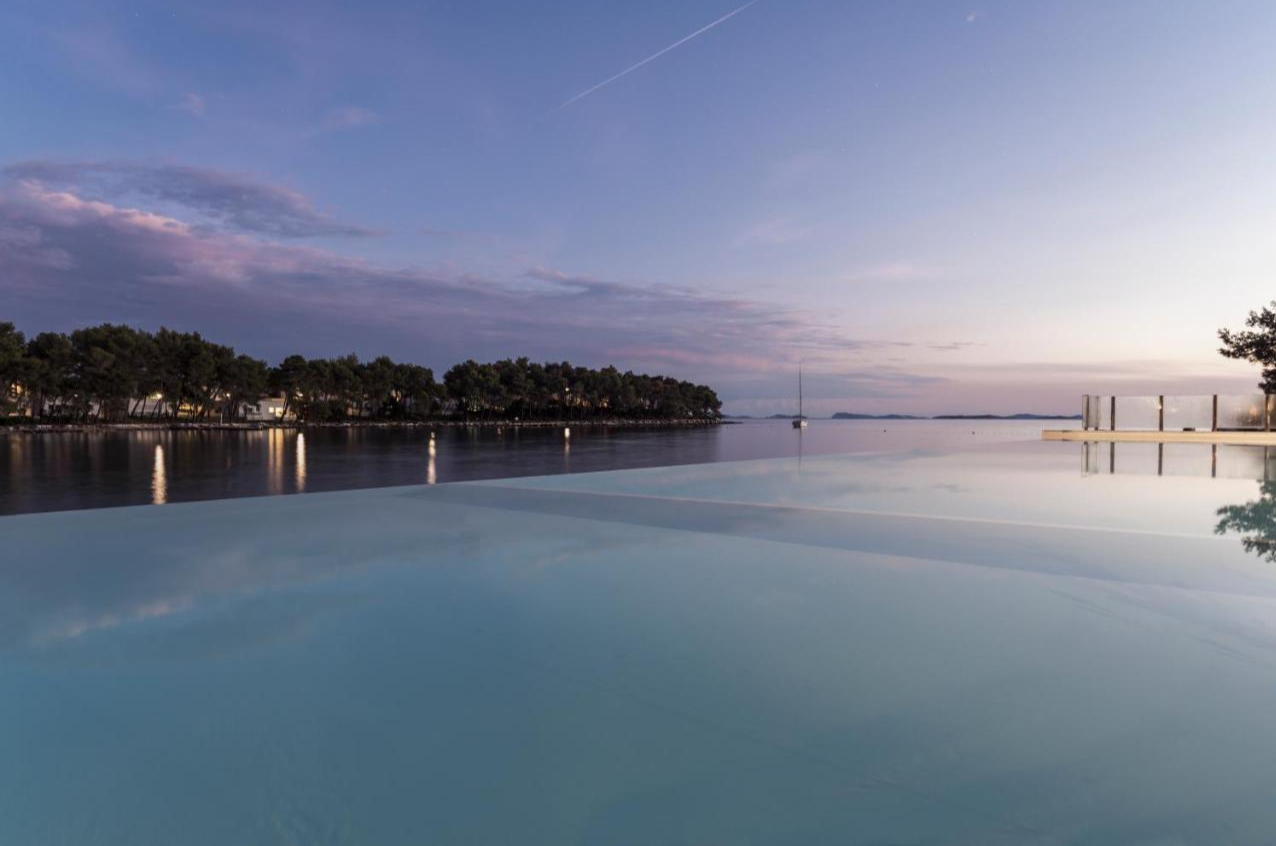 Zwembad van Hotel Crvena Luka Kroatië