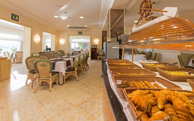 Ontbijtzaal en buffet van Hotel Montjoi by Brava Hoteles