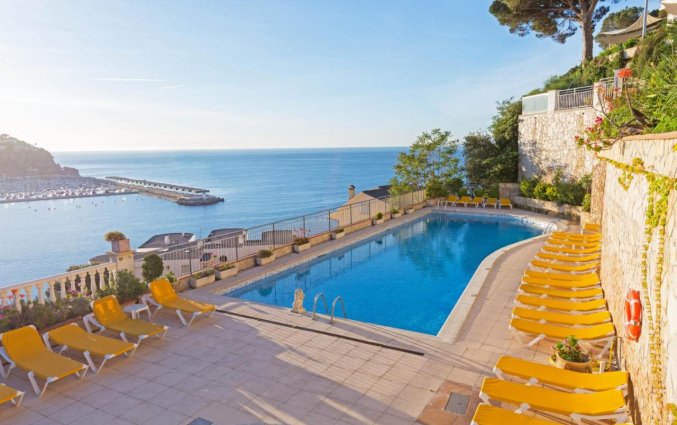 Uitzicht en zwembad van Hotel Montjoi by Brava Hoteles