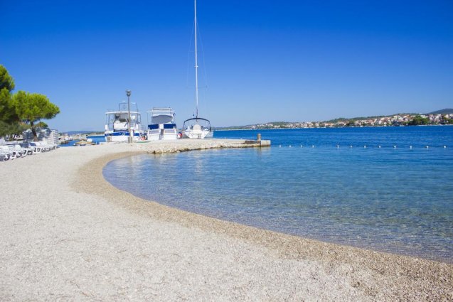 Strand van Hotel Spongiola in Dalmatië