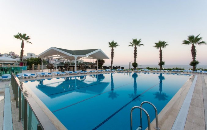 Buitenzwembad van Hotel Club Falcon in Antalya