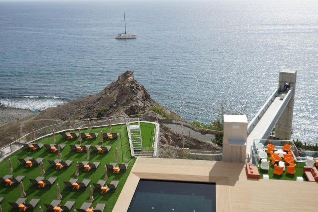 Terras en uitzicht op zee van Hotel Riviera Vista op Gran Canaria