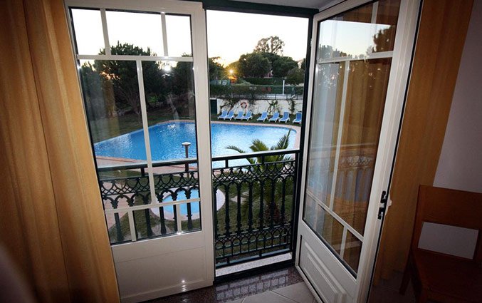 Kamer met uitzicht ophet zwembad van Appartementen Quinta Pedra Dos Bicos in de Algarve