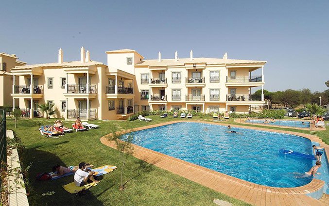 Zwembad en gebouw van Appartementen Quinta Pedra Dos Bicos in de Algarve