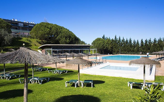 Tuin met buitenzwembad van Appartementen VitaSol Park in de Algarve