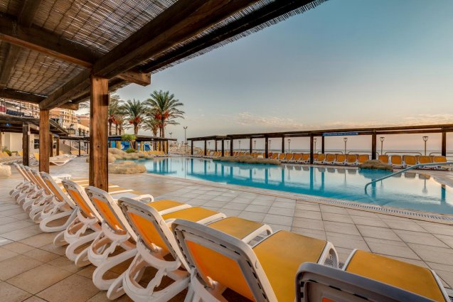 Terras aan zwembad Sunny Coast Resort in Malta
