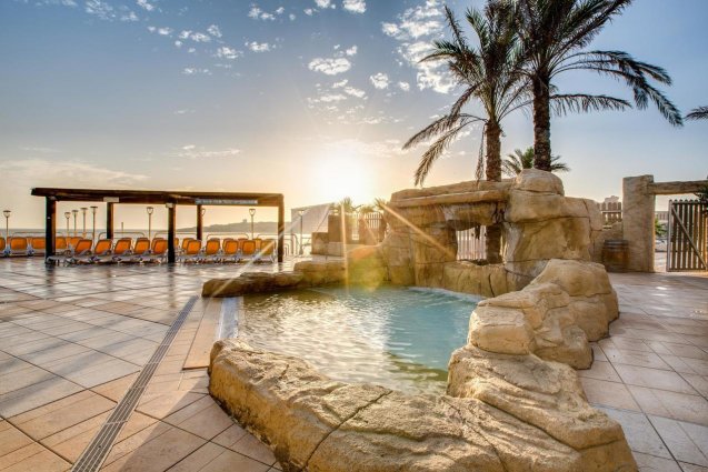 Zwembad van Sunny Coast Resort in Malta