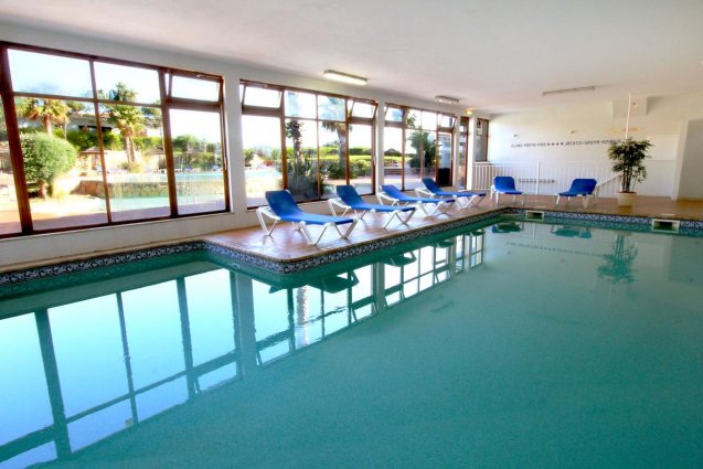 Het binnenzwembad van Hotel Clube Mos Algarve