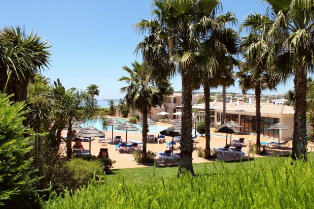 Tuin met uitzicht op het zonneterras van Hotel Clube Mos Algarve