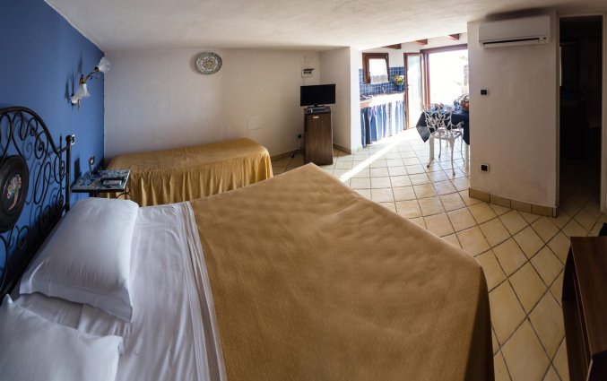 Driepersoonskamer van het aparthotel La Rosa Sul Mare in Sicilië