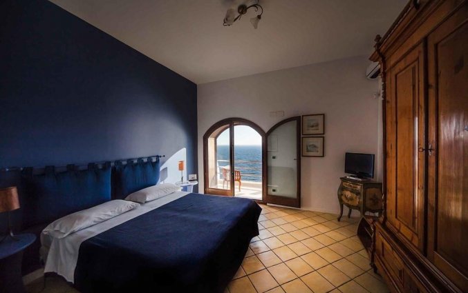 Tweepersoonskamer met uitzicht van het aparthotel La Rosa Sul Mare in Sicilië