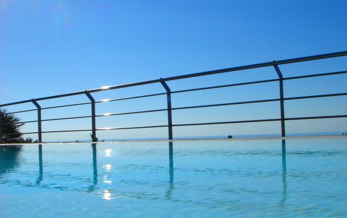 Zwembad van het aparthotel La Rosa Sul Mare in Sicilië