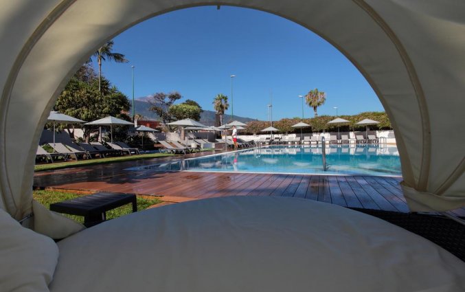 Uitzicht op het zwembad vanuit een loveseat van Hotel Weare La Paz Tenerife