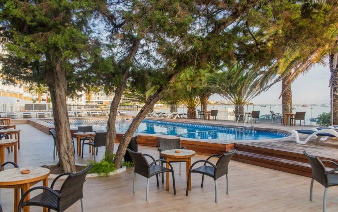 Terras met zwembad van Hotel Tagomago op Ibiza